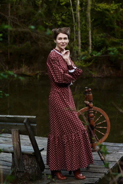 Ormanın Derinliklerinde Uzun Elbiseli Güzel Bir Kız — Stok fotoğraf