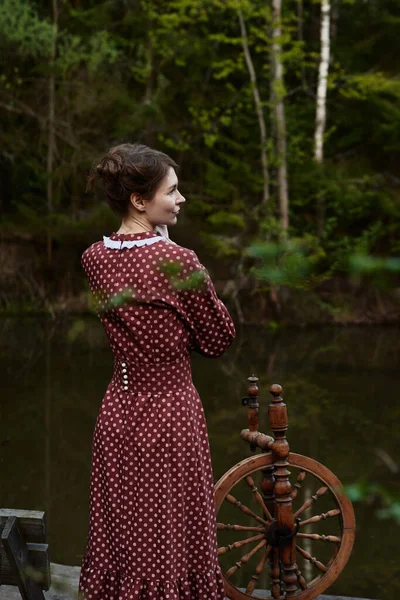 Bella Ragazza Abito Lungo Nella Foresta Profonda — Foto Stock