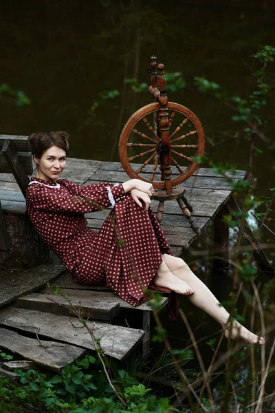 Bella Ragazza Abito Lungo Nella Foresta Profonda — Foto Stock