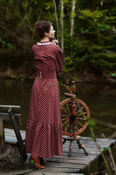 Ormanın Derinliklerinde Uzun Elbiseli Güzel Bir Kız - Stok İmaj