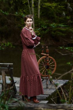 Ormanın derinliklerinde uzun elbiseli güzel bir kız.