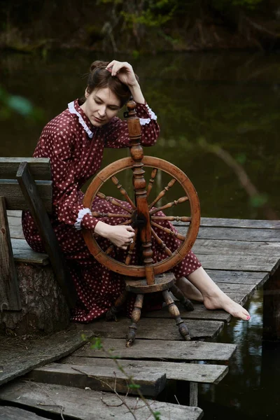 Bella Ragazza Abito Lungo Nella Foresta Profonda — Foto Stock