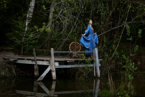 美しいです女の子で長いドレスで深い暗い森 — ストック写真