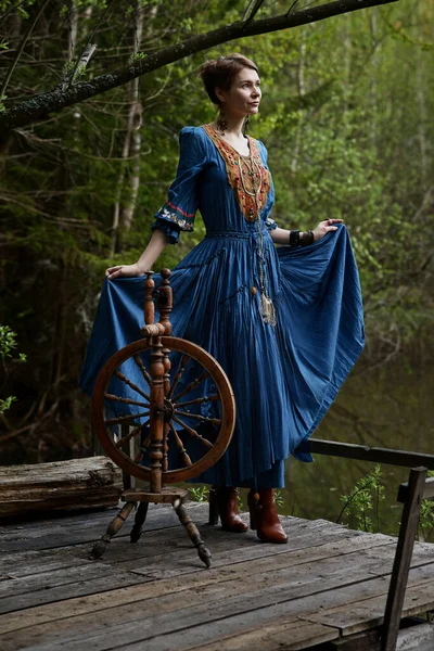 Karanlık ormanın derinliklerinde uzun elbiseli güzel bir kız. — Stok fotoğraf
