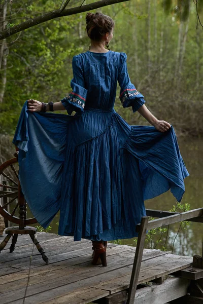 Bella ragazza in abito lungo nella foresta oscura profonda — Foto Stock