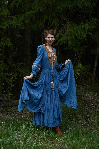 Hübsches Mädchen im langen Kleid im tiefen dunklen Wald — Stockfoto