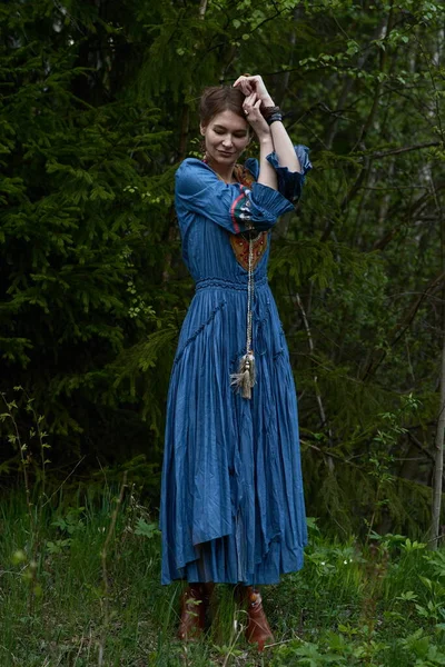 Karanlık ormanın derinliklerinde uzun elbiseli güzel bir kız. — Stok fotoğraf
