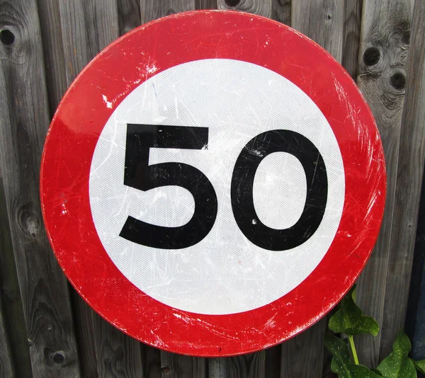 制限速度 50 キロの交通標識の分離. — ストック写真