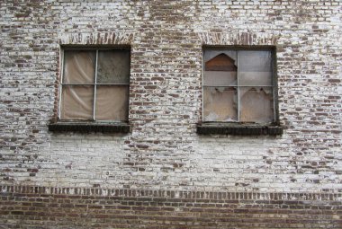 kırık camlar ile eski bina.