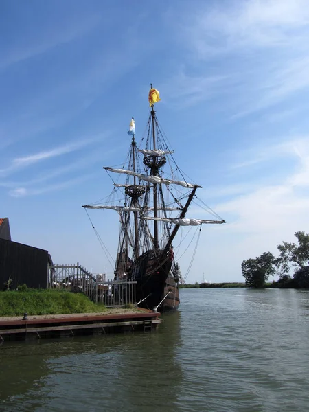 Typické staré holandské tři stěžni plachetnice na moři. Loď staré Nizozemsko Hoorn — Stock fotografie