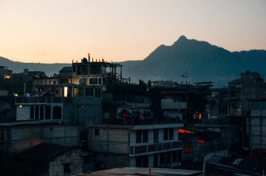 Işıklar ve San Pedro gölü arasında bir gece.