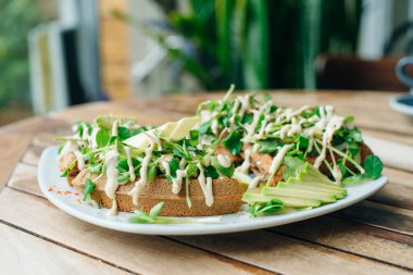  Vejetaryen soslu taze turplu avokado waffleları.