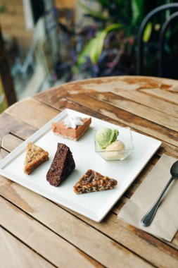 Farklı kekler vejetaryen tatlıları beyaz tabakta