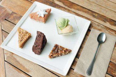 Farklı kekler vejetaryen tatlıları beyaz tabakta