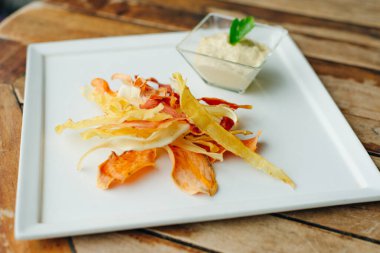 Restoranda kök sebze renginde humus var.