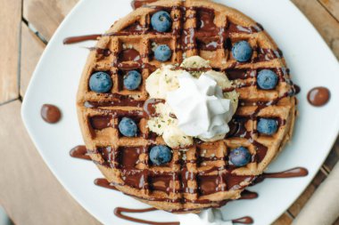 Dondurma, çikolata sos ve taze çilek ile tabak Belçikalı waffle