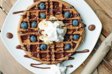 Dondurma, çikolata sos ve taze çilek ile tabak Belçikalı waffle