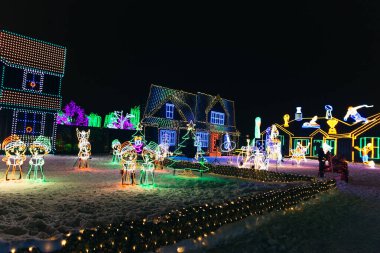Mevsimlik Noel House Lights dekorasyon, açık bulanık ufuk görünümü. 