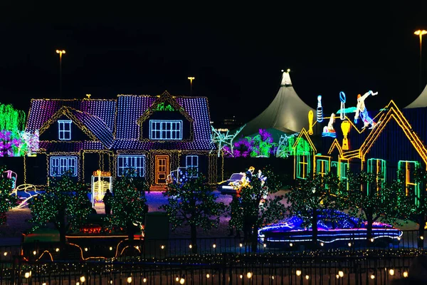 Seasonal Christmas House Lights Decoration, outdoor blurred defocused view. — Stock Photo, Image