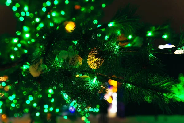 Decoración de Navidad y guirnalda luminosa, y muchas bombillas brillantes . —  Fotos de Stock