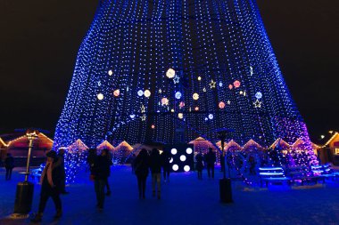 Noel süslemeleri, parlak çelenkler ve bir sürü parıldayan ampul..