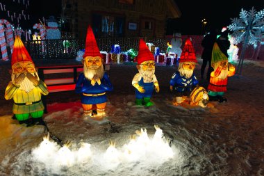 Montreal, Kanada - Kasım 2019 Noel süslemesi ve parlak çelenkler ve birçok parlayan ampul.