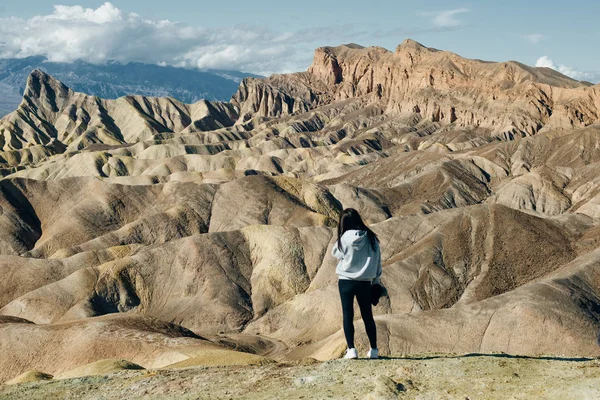 Τουρίστας στο Zabriskie Point στο Death Valley National Park, Καλιφόρνια, Usa — Φωτογραφία Αρχείου