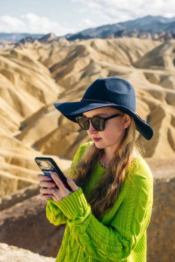 Zabriskie Point 'teki turist Ölüm Vadisi Ulusal Parkı, Kaliforniya, Usa