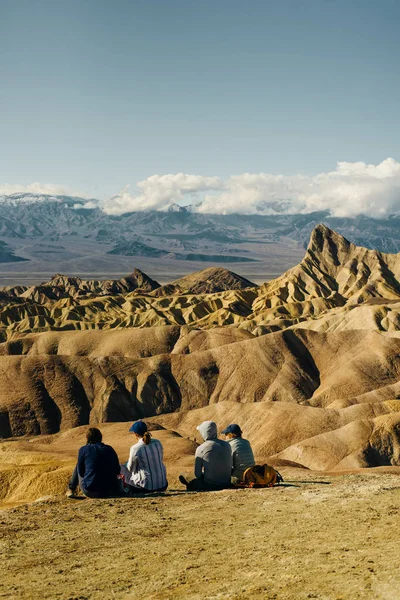 Turistas em Zabriskie Point no Parque Nacional do Vale da Morte, Califórnia, EUA — Fotografia de Stock