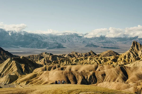 O sol nasce sobre Zabriskie Point no Parque Nacional do Vale da Morte, Califórnia, EUA — Fotografia de Stock