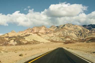 Ölüm Vadisi Ulusal Parkı 'nda Sanatçı Yolu, Kaliforniya, ABD.
