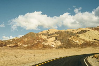 Ölüm Vadisi Ulusal Parkı 'nda Sanatçı Yolu, Kaliforniya, ABD.