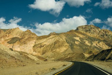 Ölüm Vadisi Ulusal Parkı 'nda Sanatçı Yolu, Kaliforniya, ABD.