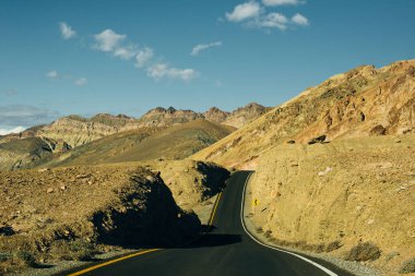 Ölüm Vadisi Ulusal Parkı 'nda Sanatçı Yolu, Kaliforniya, ABD.