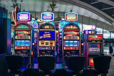 Las Vegas, Usa - Aralık 2019: Havalimanında slot makineleri