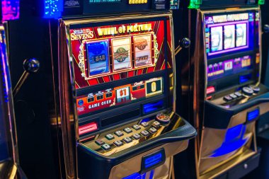 Las Vegas, Usa - Aralık 2019: Havalimanında slot makineleri