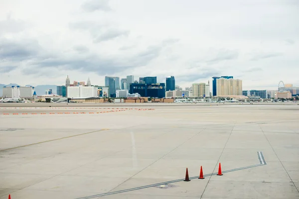 LAS VEGAS, NV - Diciembre de 2019: El aeropuerto de McCarran y el skyline de Las Vegas —  Fotos de Stock