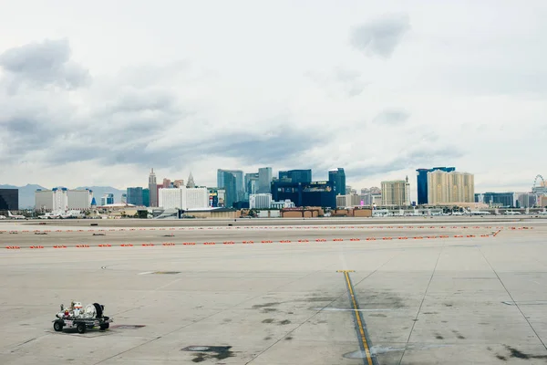 라스베이거스 , NV - 2019 년 12 월 : McCarran airport and Vegas skyline — 스톡 사진