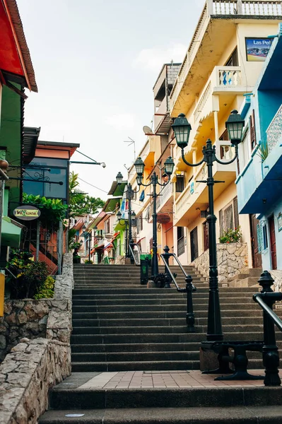 Guayaquil, Ekvádor, únor -2018. Mnohobarevné domy v okrese Las Penas. — Stock fotografie