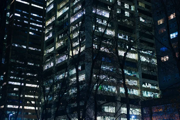 Ramen van wolkenkrabbers gloeien 's nachts. Modern kantoorgebouw 's nachts — Stockfoto