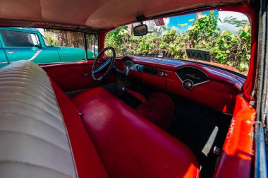 Küba, Havana - Nisan, 2017 Retro araba turistler için taksi. İç mekan