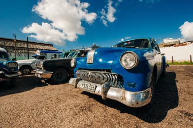 Küba, Havana - Nisan, 2017 Turistler için Retro araba