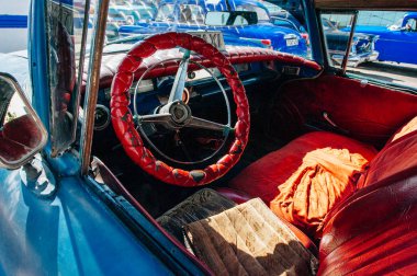 Küba, Havana - Nisan, 2017 Retro araba turistler için taksi. İç mekan