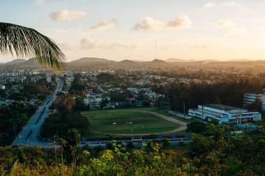 Küba. Kasım 2018. Santa Clara 'nın günbatımındaki panoramik manzarası.