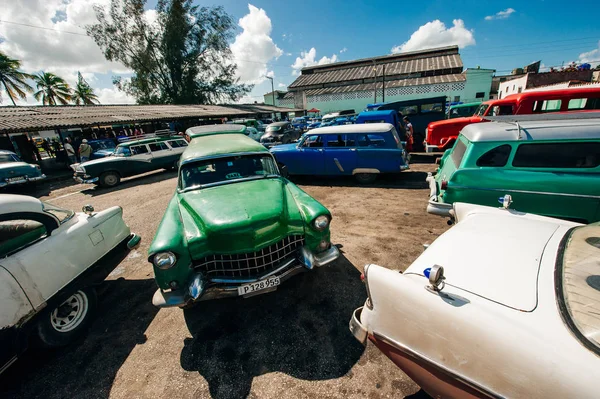 Cuba, Havana - april 2017 Retro auto als taxi voor toeristen — Stockfoto