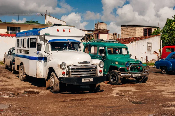 Cuba, Havana - april 2017 Retro auto als taxi voor toeristen — Stockfoto