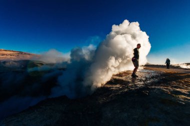 Bolivya dağlarındaki gayzerlerde bir adam Sol de la Manana, Uyuni Çölü - Aralık 2018