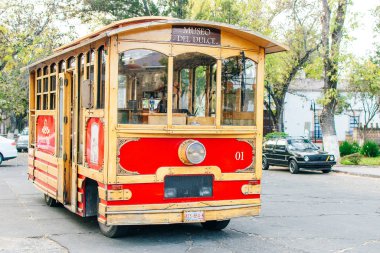 Morelia, Kolombiya - Haziran, 2018 - kaldırımdaki eski kırmızı tramvay