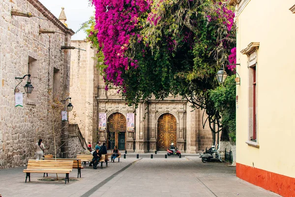 Morelia, Mexico - june 2019 park street in summer time — Stock Photo, Image