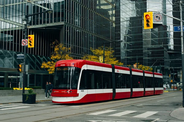 Toronto, kanada - November 2019 eine neue bombardier-made ttc Straßenbahn auf der King Street in toronto. Öffentlicher Nahverkehr — Stockfoto